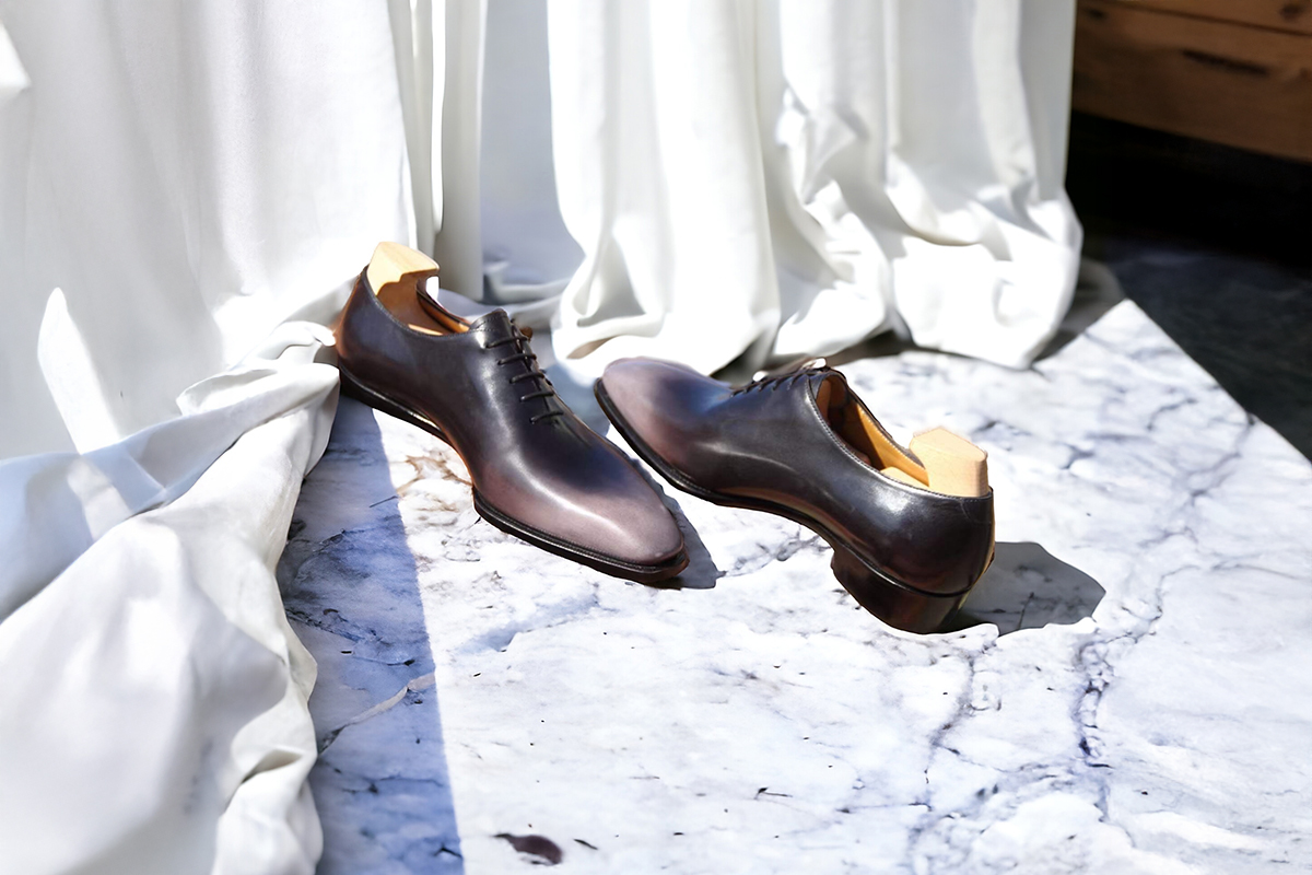 灰紫色手工皮鞋於自然光下展示，呈現高級訂製Wholecut Oxford的質感與優雅