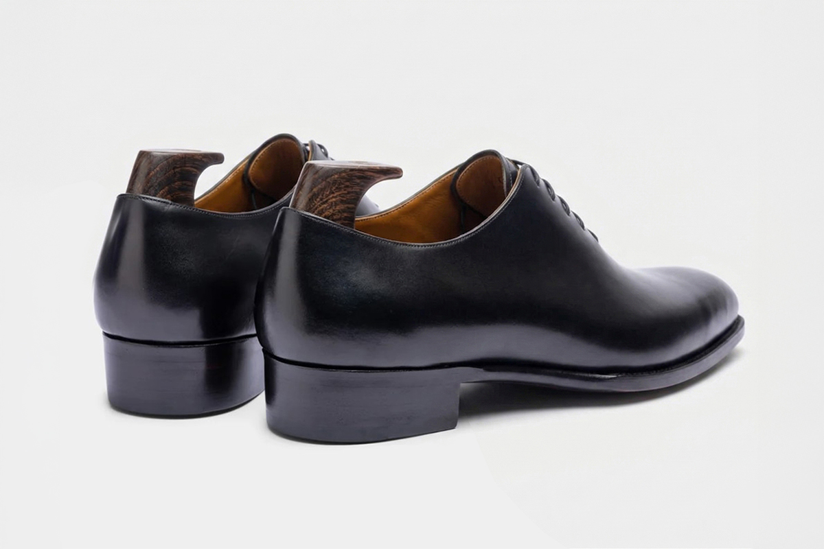 Seamless Oxford黑色牛津鞋後側視角展示，呈現手工皮鞋流線設計與鞋跟細節