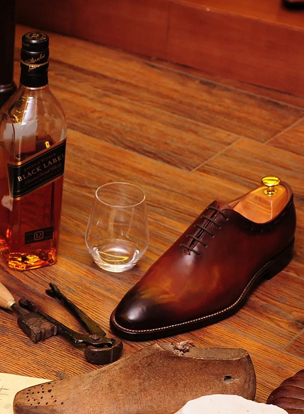 酒紅色手工牛津鞋與皮革工具,紳士風格