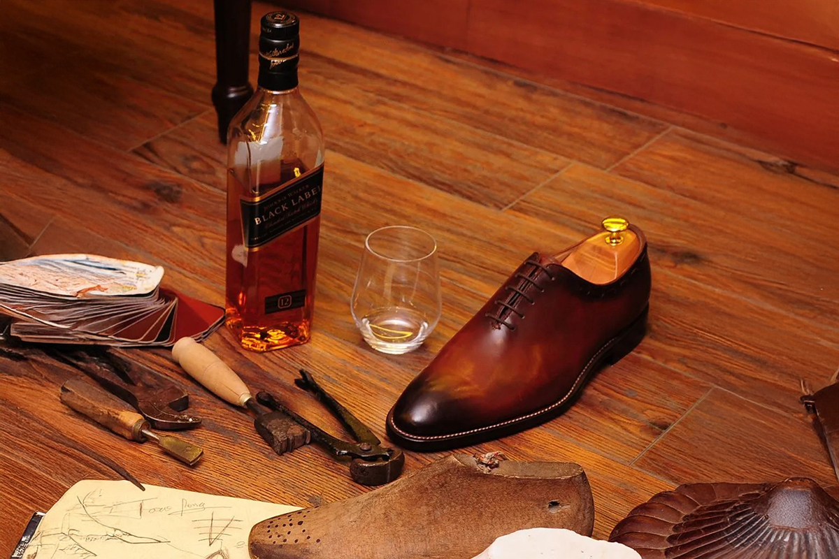 酒紅色手工牛津皮鞋搭配製鞋工具與皮革材料，呈現紳士工藝與生活品味