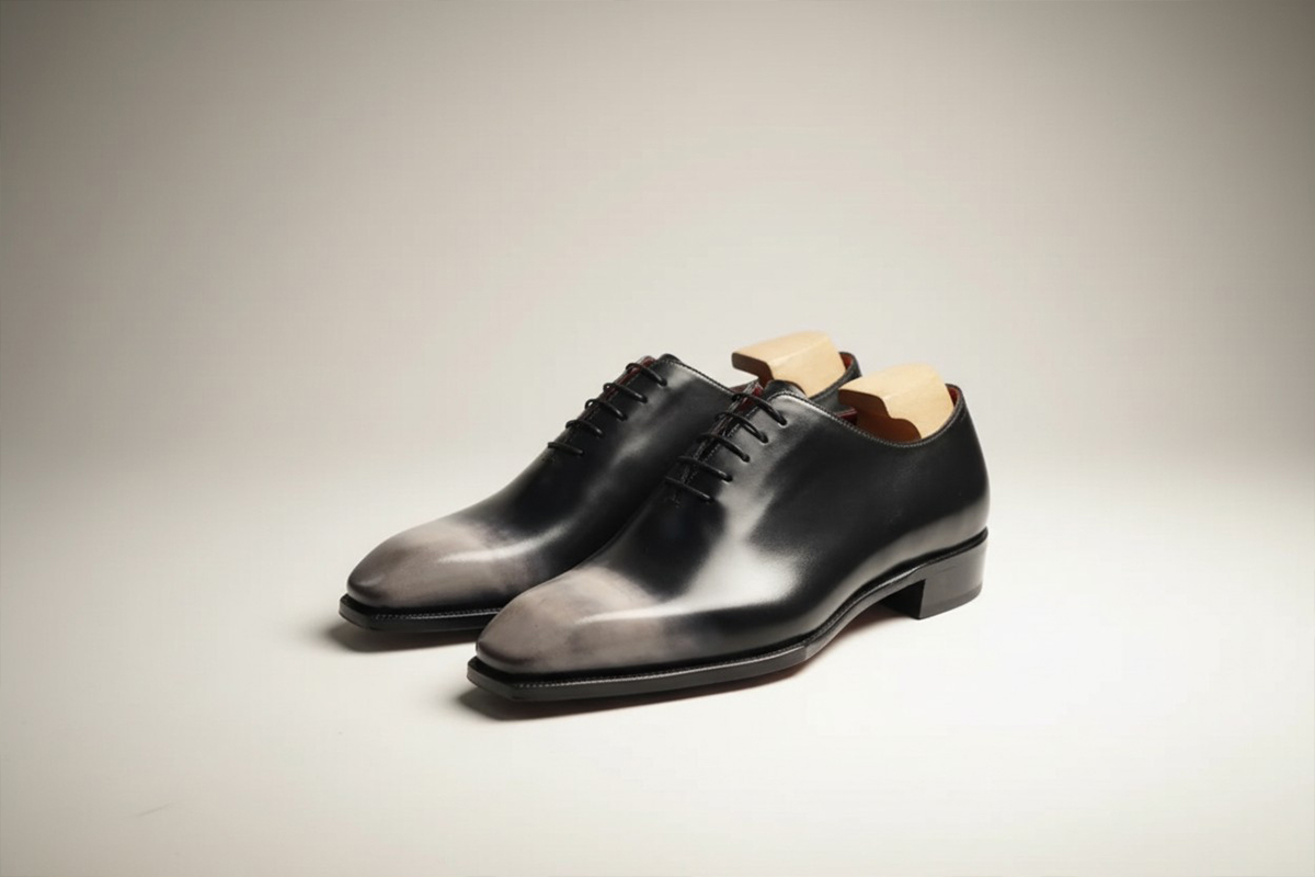 黑色漸層Patina Wholecut牛津鞋展示，呈現高級手工皮鞋極簡設計與光澤質感