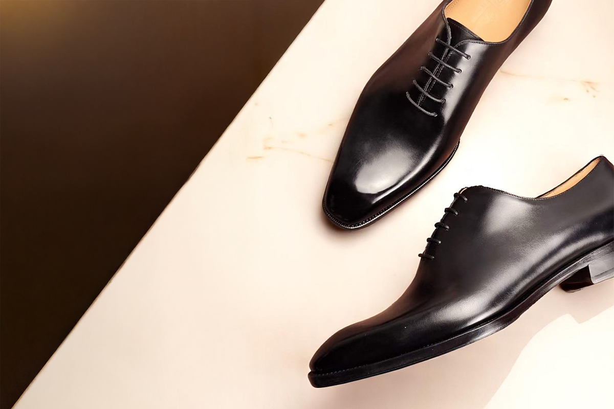 黑色Wholecut牛津鞋展示，呈現高級手工皮鞋極簡設計與紳士正式風格
