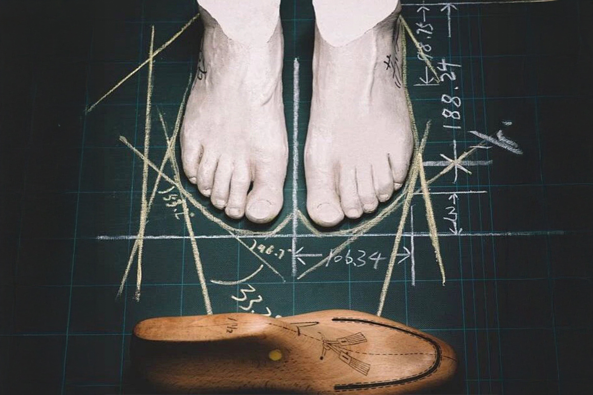 量腳測量與楦頭設計示意圖，呈現訂製皮鞋依腳型打造的專業工藝