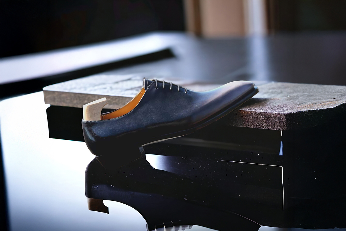 藍色Wholecut牛津鞋於光影環境中展示，呈現高級手工皮鞋細緻光澤與極簡線條