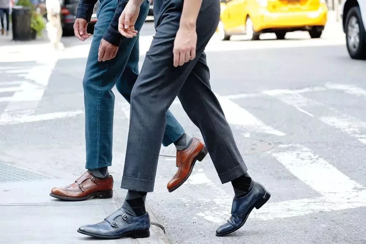 穿著皮鞋在行走的男士們