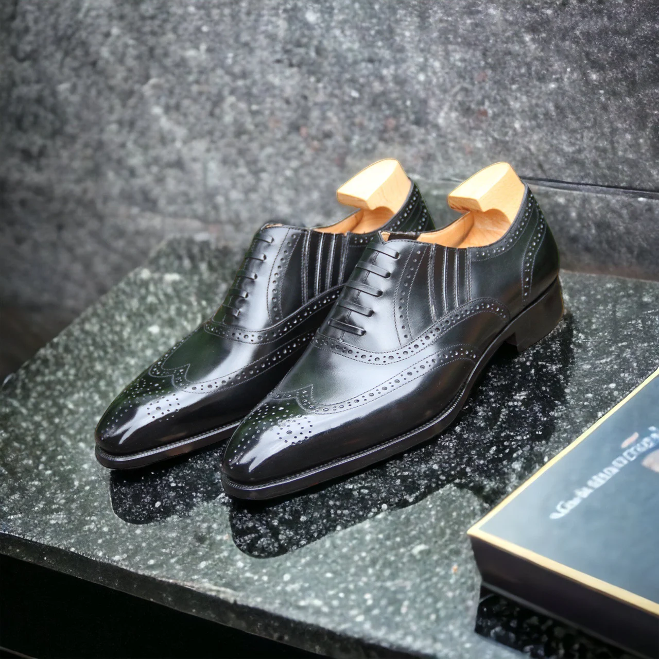 放置鞋撐的黑色牛津雕花鞋